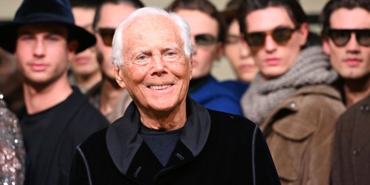 Giorgio Armani (1934-2025) nel gennaio 2025, dopo una sfilata (ANSA/DANIEL DAL ZENNARO)