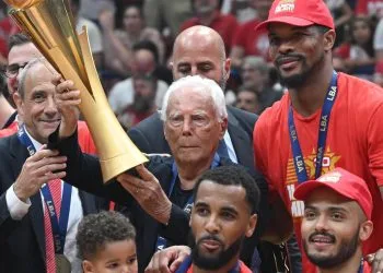 Giorgio Armani celebra la vittoria in campionato dell'Olimpia, 24 giugno 2023 (Ansa)