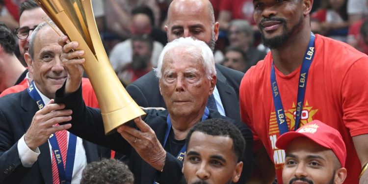 Giorgio Armani celebra la vittoria in campionato dell'Olimpia, 24 giugno 2023 (Ansa)
