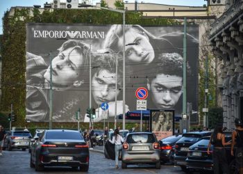 La pubblicità di Armani in via Broletto a Milano (Ansa)