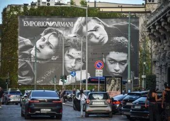 La pubblicità di Armani in via Broletto a Milano (Ansa)