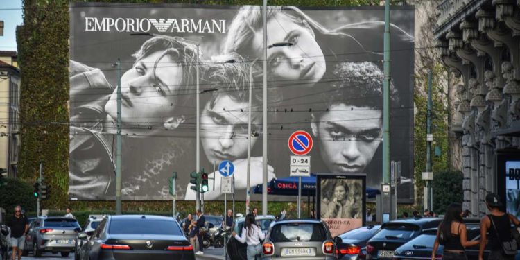 La pubblicità di Armani in via Broletto a Milano (Ansa)