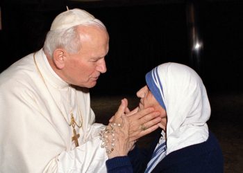 Giovanni Paolo II (1920-2005) con Madre Teresa di Calcutta (1910-1997) nel 1988 (Ansa)