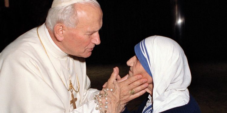 Giovanni Paolo II (1920-2005) con Madre Teresa di Calcutta (1910-1997) nel 1988 (Ansa)
