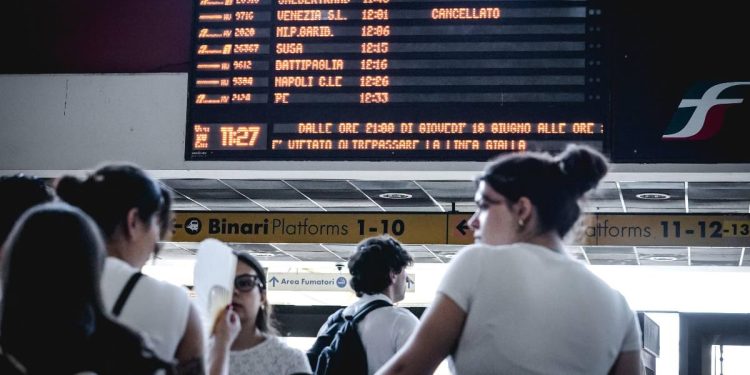 Disagi e ritardi dei treni alla stazione di Porta Nuova per lo sciopero nazionale dei trasporti pubblici. Torino 20 giugno 2025 ANSA/TINO ROMANO