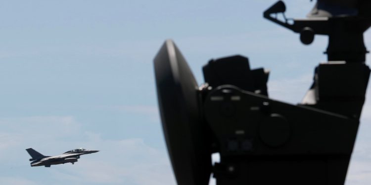 Installazione radar (Ansa)