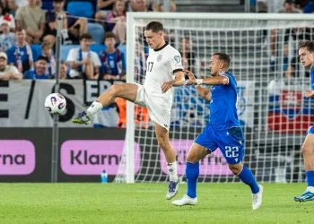 Wirtz, a sinistra, pressato da Lobotka in Slovakia-Germania (Foto Ansa)