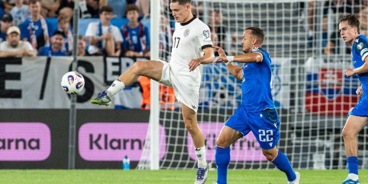 Wirtz, a sinistra, pressato da Lobotka in Slovacchia Germania (Foto Ansa)