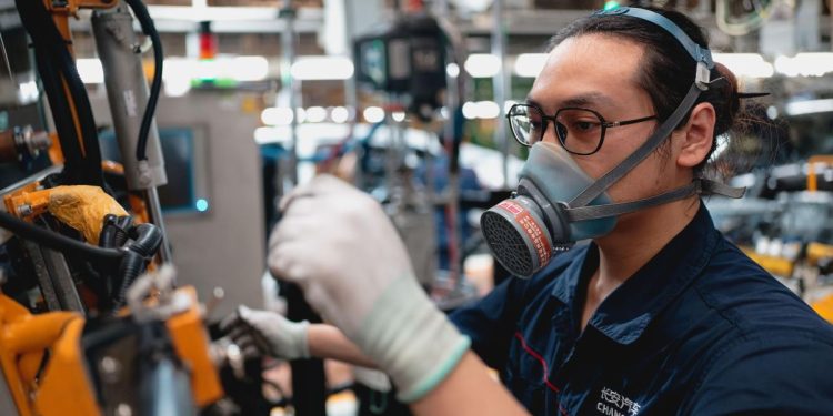 Cina. Fabbrica di veicoli elettrici AVATR, Chongqing (Ansa)