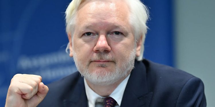 Julian Assange, chi è