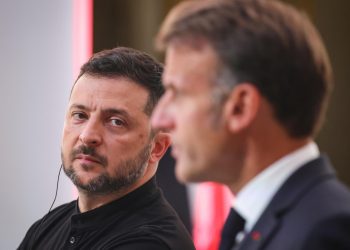 Volodymyr Zelensky con Emanuel Macron (Ansa)