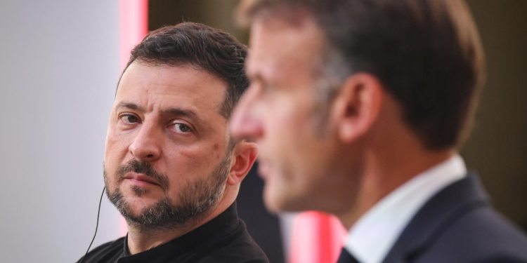 Volodymyr Zelensky con Emanuel Macron (Ansa)