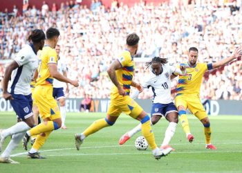 Eze va al tiro fra Gomes e Vales in Inghilterra-Andorra (Foto Ansa)