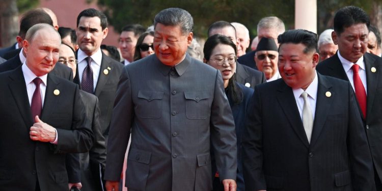 A Pechino, in occasione della parata di Piazza Tiananmen: da s. Vladimir Putin, Xi Jinping, Kim Jong-un (Ansa)