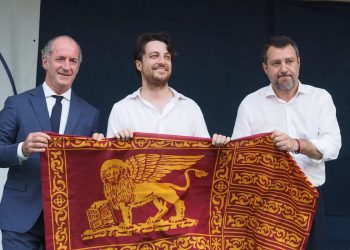 Luca Zaia (s), Alberto Stefani (c), Matteo Salvini in settembre a Montecchio Maggiore (Ansa FOTO/FRANCESCO DALLA POZZA-COLORFOTO)