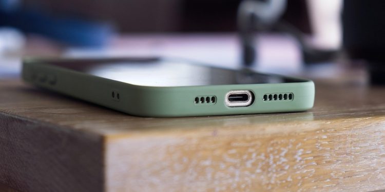 Smartphone a scuola (Foto: Pixabay)