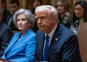 Donald Trump durante un consiglio di gabinetto (Ansa)