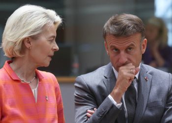 Ursula von der Leyen, presidente della Commissione UE, con il presidente francese Emmanuel Macron (Ansa)