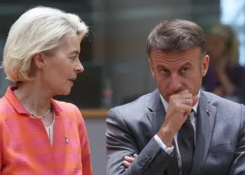 Ursula von der Leyen, presidente della Commissione UE, con il presidente francese Emmanuel Macron (Ansa)