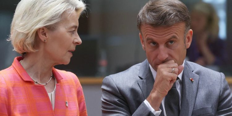 Ursula von der Leyen, presidente della Commissione UE, con il presidente francese Emmanuel Macron (Ansa)