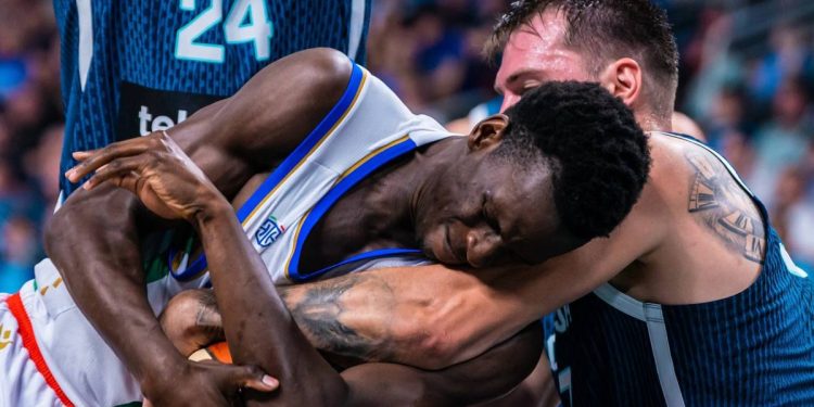Saliou Niang contro Luka Doncic in Italia Slovenia (da facebook.com/FIPufficiale)