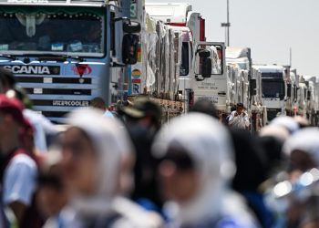 Camion con aiuti umanitari fermi a Rafah, al confine tra Egitto e Israele. 6 agosto 2025 (Ansa)