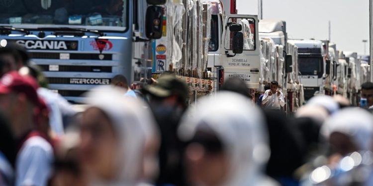 Camion con aiuti umanitari fermi a Rafah, al confine tra Egitto e Israele. 6 agosto 2025 (Ansa)