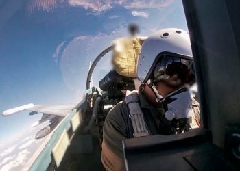 Un pilota russo a bordo di un SU-35S durante una missione sul fronte ucraino (Ansa, ministero della Difesa russo)