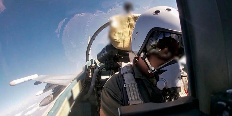 Un pilota russo a bordo di un SU-35S durante una missione sul fronte ucraino (Ansa, ministero della Difesa russo)