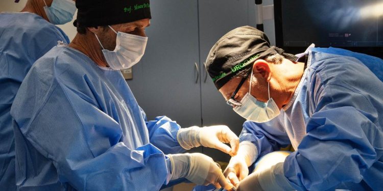 Intervento chirurgico (Ansa)