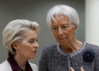 Ursula von der Leyen (s), presidente della Commissione UE, con Christine Lagarde, presidente della BCE (Ansa)