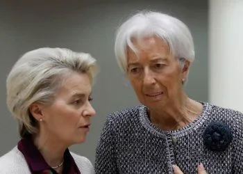 Ursula von der Leyen (s), presidente della Commissione UE, con Christine Lagarde, presidente della BCE (Ansa)