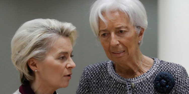 Ursula von der Leyen (s), presidente della Commissione UE, con Christine Lagarde, presidente della BCE (Ansa)