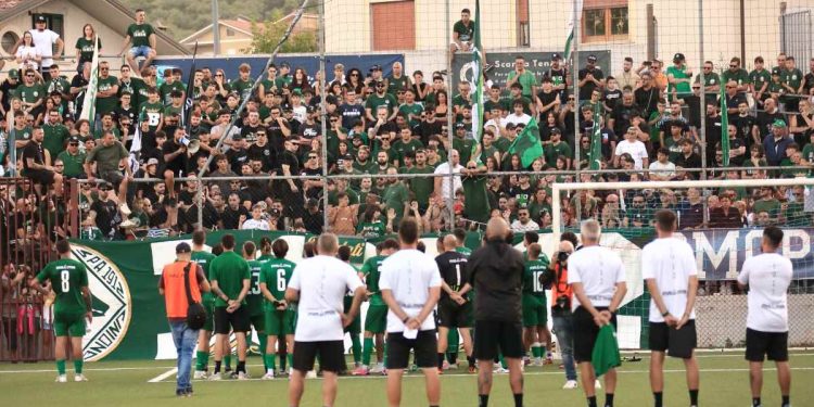 L'Avellino si confronta con la sua curva (da Facebook)