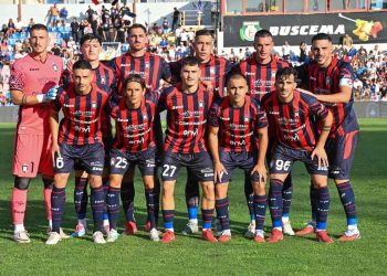 Il Crotone schierato in campo (da facebook.com/fccrotone)