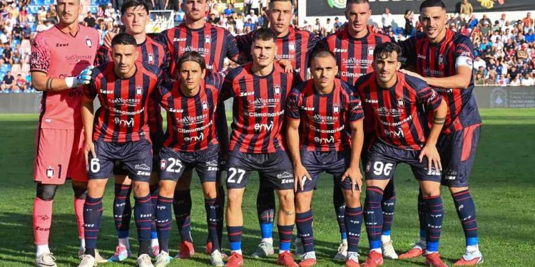 Il Crotone schierato in campo (da facebook.com/fccrotone)