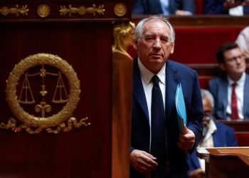 Bayrou sfiduciato in Francia
