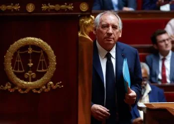 Bayrou sfiduciato in Francia