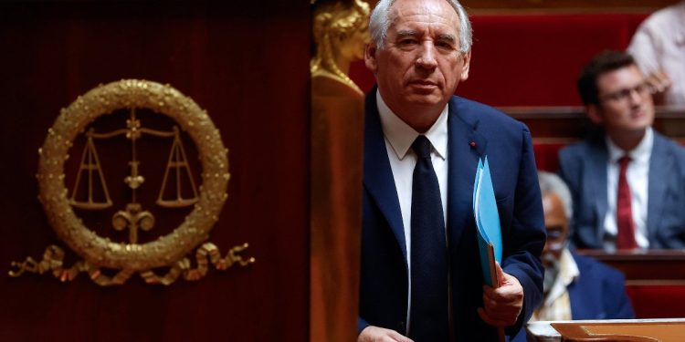 Bayrou sfiduciato in Francia