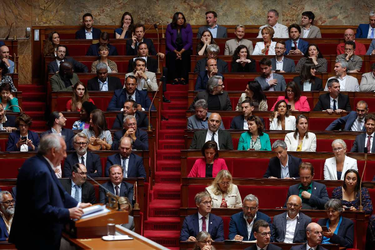 Bayrou sfiduciato in Francia