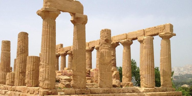 Nella Valle dei templi di Agrigento (Pixabay)