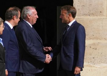 Macron e Bayrou, Governo Francia