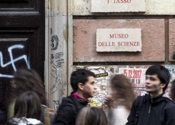 L'ingresso del Liceo ginnasio "Torquato Tasso" a Roma, 8 gennaio 2018.
(ANSA/MASSIMO PERCOSSI)
