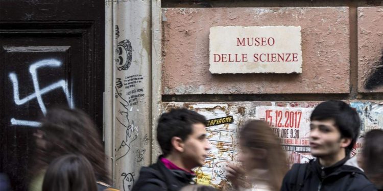 L'ingresso del Liceo ginnasio "Torquato Tasso" a Roma, 8 gennaio 2018.
(ANSA/MASSIMO PERCOSSI)
