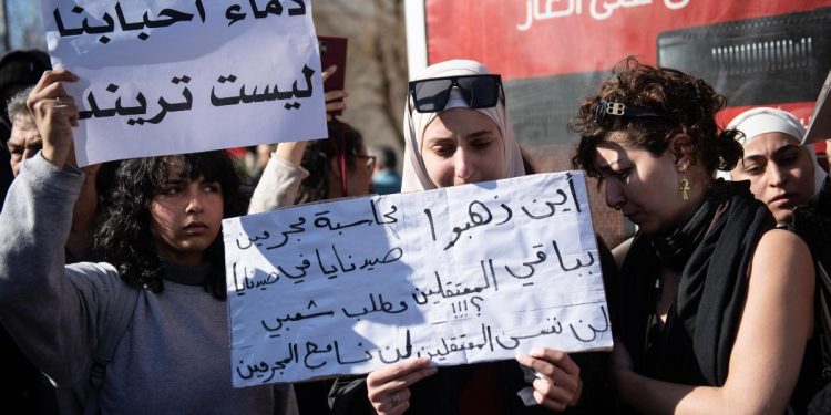 Protesta in Siria durante il regime di Assad contro la scomparsa dei prigionieri politici (Ansa)