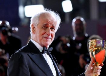 Toni Servillo con la Coppa Volpi, 82esima Mostra del Cinema di Venezia, 2025 (Ansa)