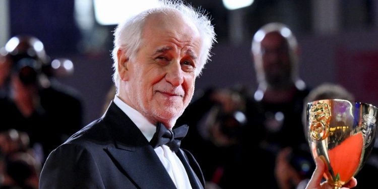 Toni Servillo con la Coppa Volpi, 82esima Mostra del Cinema di Venezia, 2025 (Ansa)