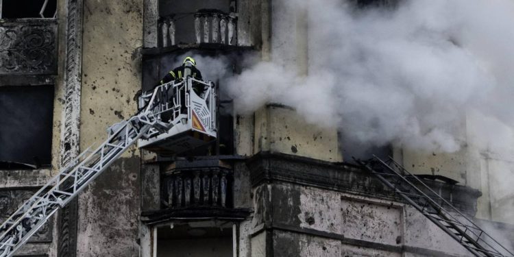 Dopo uno strike missilistico russo su Kiev, 21 marzo 2024 (Ansa)