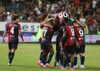 L'esultanza dei calciatori del Cagliari (Foto ANSA)