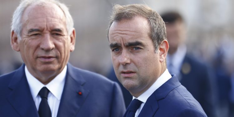 L'ex premier François Bayrou (s) con il ministro della Difesa Sebastien Lecornu (Ansa)